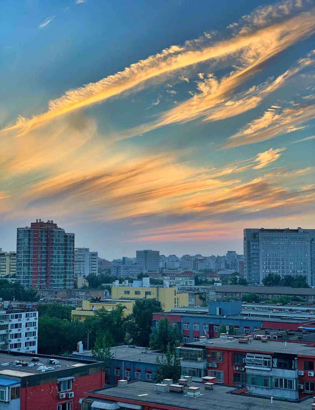 有凤来仪 有凤来仪？北京天空出现迤逦云霞，美翻了！
