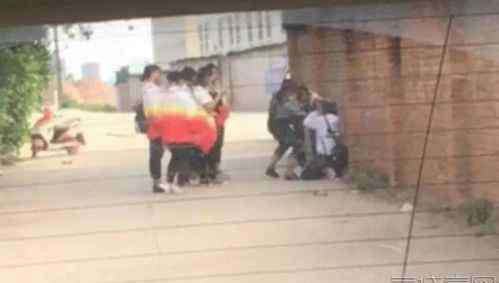 易县中海中学死人视频 初一女生被逼跪地 玉溪北城中学校园霸凌事件视频