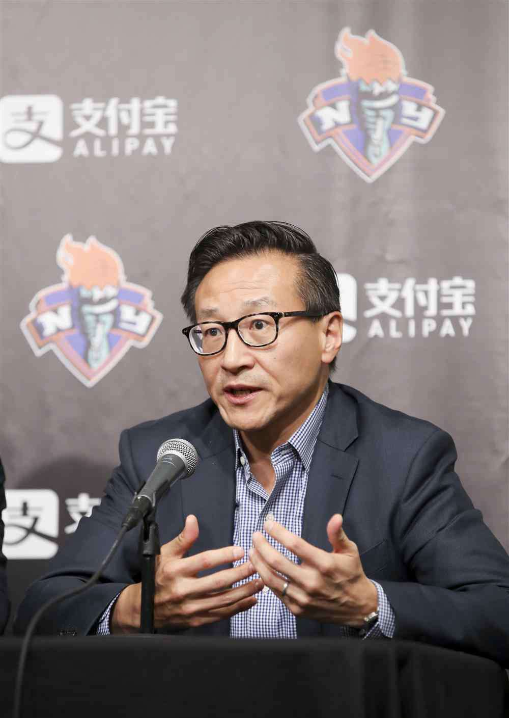 篮网队的老板 NBA惊现首位华裔大BOSS！23.5亿美元买篮网，只为圆自己“篮球梦”？