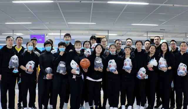 中国女子乘飞机 中国女篮回国！飞机乘务长广播致敬泪崩：跨越时空，鼓舞人心
