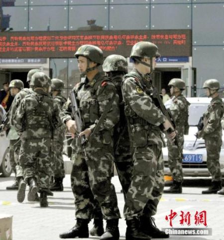 图为2014年5月3日，新疆乌鲁木齐，武警火车站前持枪巡逻，维护治安