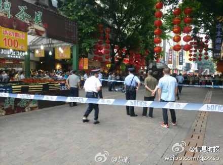 广州市北京路发生砍人事件：7统一着装人员追砍两男