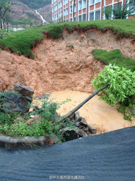 中山大学南方学院遭泥水围困 校内地陷坍塌1