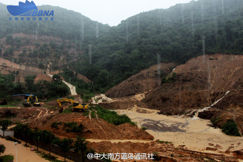 中山大学南方学院遭泥水围困 校内地陷坍塌3