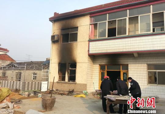 警方侦技人员案发现场开展火灾原因调查、现场勘查等