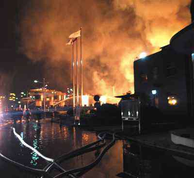 南京化工厂爆炸事故 南京德纳化工厂爆炸现场图片 火势达15米高
