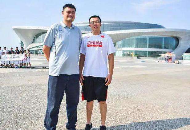 科比和姚明 和姚明一起合照什么感受？科比到肩膀，大韩像后卫，奥胖小鸟依人