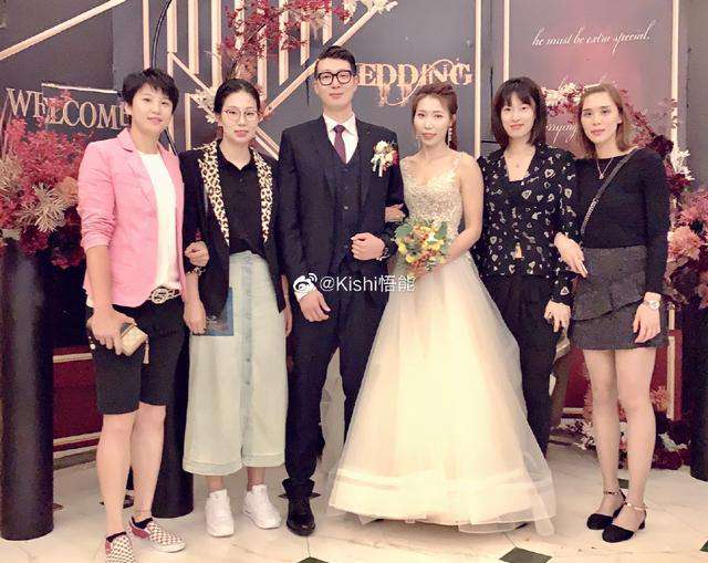 女排张磊 好有爱！29岁女排名将大婚，张磊诸韵颖领衔众新老国手到场送祝福