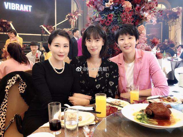 女排张磊 好有爱！29岁女排名将大婚，张磊诸韵颖领衔众新老国手到场送祝福
