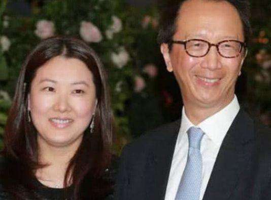 伏明霞儿子 伏明霞孩子近照，女儿乖巧长相随妈，儿子瘦弱与爸爸相差五十多岁