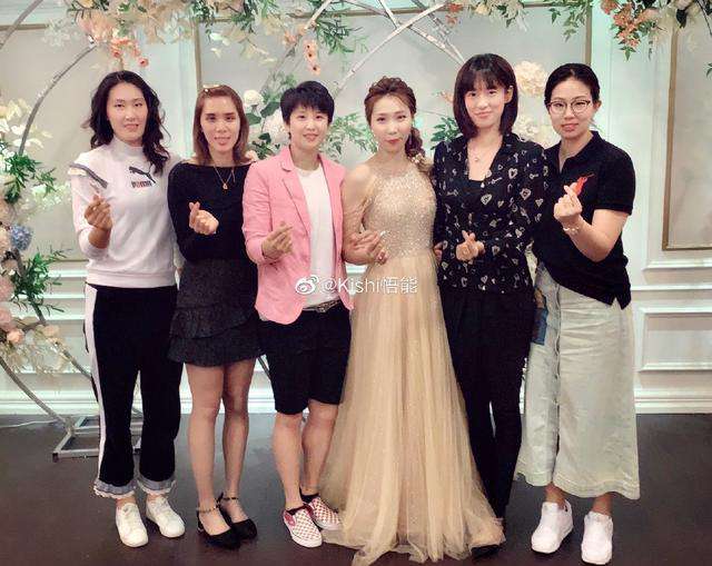 女排张磊 好有爱！29岁女排名将大婚，张磊诸韵颖领衔众新老国手到场送祝福