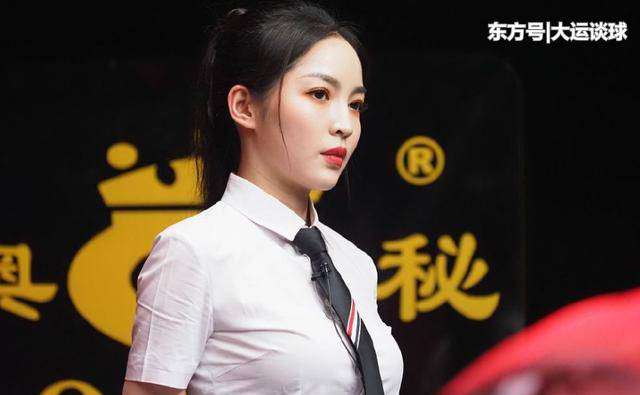 台球美女裁判 靓丽风景线！头号美女裁判执法九球球王争霸赛，好身材遮不住
