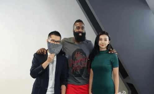 张梦媛 有人问我张曼源低头看到了什么？答案：球