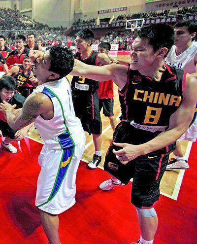 中国队打架 当年中国男篮和巴西队为何打架？张庆鹏被撞昏，朱芳雨一战成名
