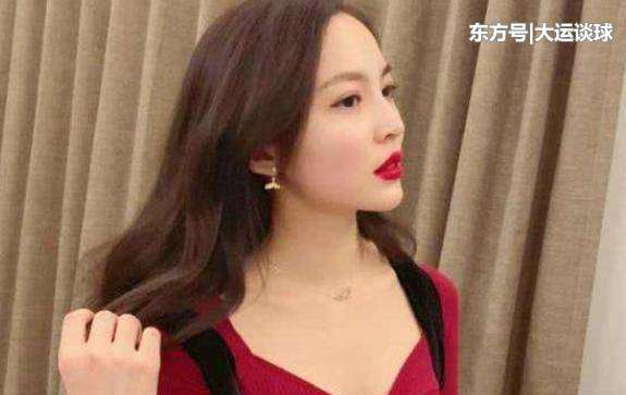 台球美女裁判 靓丽风景线！头号美女裁判执法九球球王争霸赛，好身材遮不住