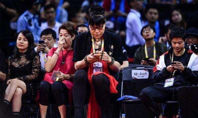 郑海霞身高 53岁巨人郑海霞大变样 长发披肩穿着时尚 相比之前简直判若两人