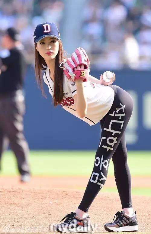 杨静苑 韩国女星一字马棒球开球爆红，韩国这些棒球女神美臀长腿引关注