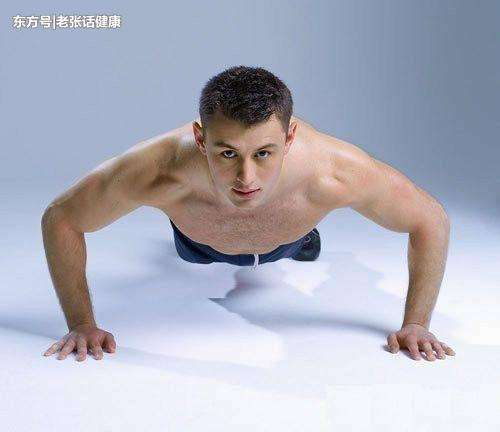 长期做俯卧撑的女人 男人每天50个俯卧撑，身体会收获3个好处，最后一个女人很喜欢