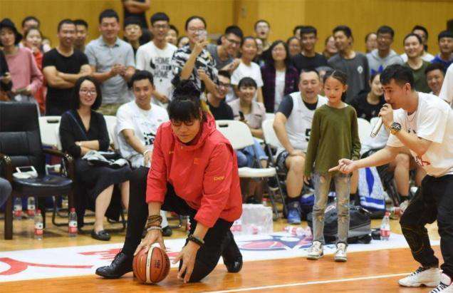 郑海霞身高 53岁巨人郑海霞大变样 长发披肩穿着时尚 相比之前简直判若两人