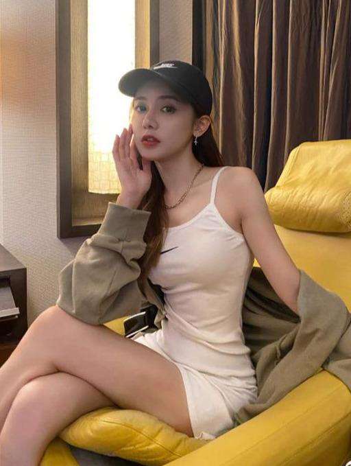 中国女主播在线大尺 女主播美娜自拍照，身材纤瘦有力，小吊带超短裙充满少女气息
