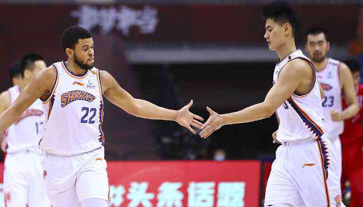 鞠明欣 上海43分狂胜青岛！鞠明欣24+12+3+5，麦卡勒姆20分