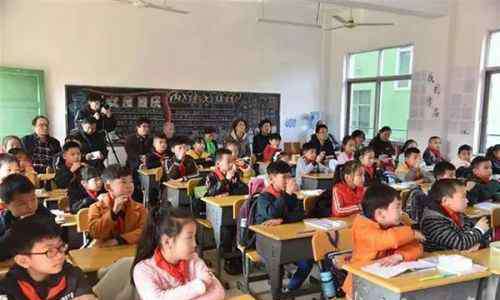正杨 湖北赤壁市正扬小学三年级才开数学课 专家却称值得鼓励