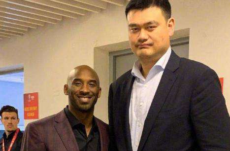 科比姚明 和姚明一起合照什么感受？科比到肩膀，大韩像后卫，奥胖小鸟依人