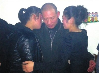 李怀亮回到家后与女儿拥抱。