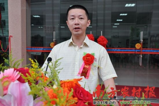 揭东县人民政府副县长江中咏在广东流动图书馆揭东分