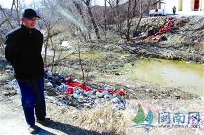 包围夏垫村的鲍邱河污染严重