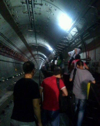 杭州地铁江底抛锚 113名乘客沿隧道走半小时