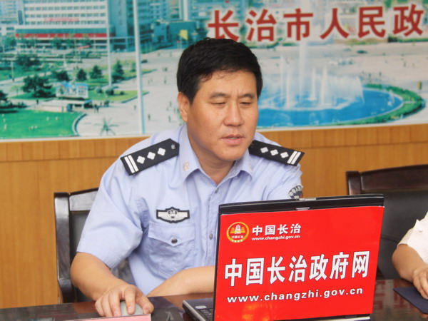 市公安局副局长、交警支队支队长樊红伟作客市政府网