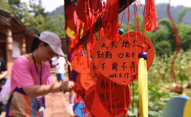 爱的天梯 张丹殷悦助阵东方爱情节活动 共登爱情天梯秀甜蜜