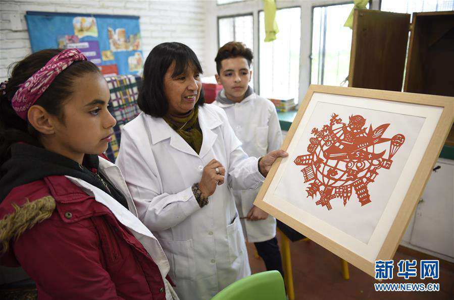 乌拉圭国旗 通讯：在乌拉圭，有一所小学以“中国”命名
