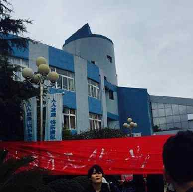 男老师猥亵女学生 男教师猥亵多名小学女生近一年 诱骗称做游戏