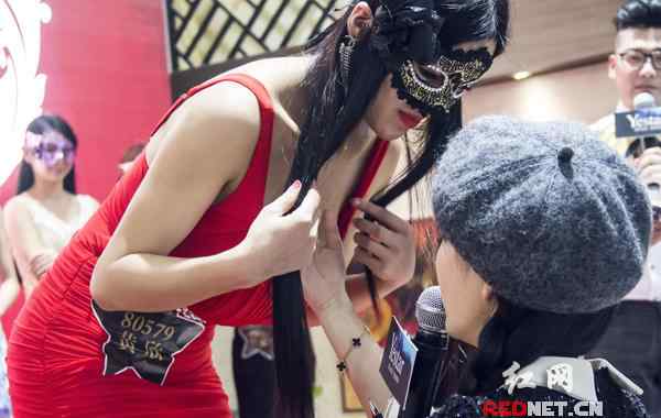 90后美胸美女 F杯90后女孩参加美胸大赛 曾因胸大分手