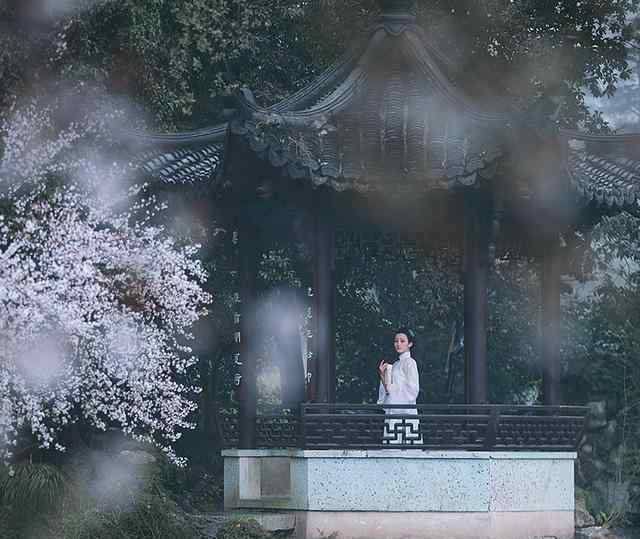 南朝四百八十 “南朝四百八十寺，多少楼台烟雨中”，杜牧这句诗，到底讽刺了谁？