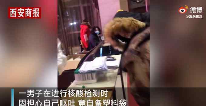沈阳大哥做核酸检测自备塑料袋 刚放棉签就抱着袋子呕吐笑翻众人