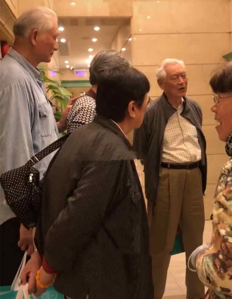 姚明父亲 姚明父母近照曝光！满头白发步履蹒跚但精神十足，身材高大抢镜