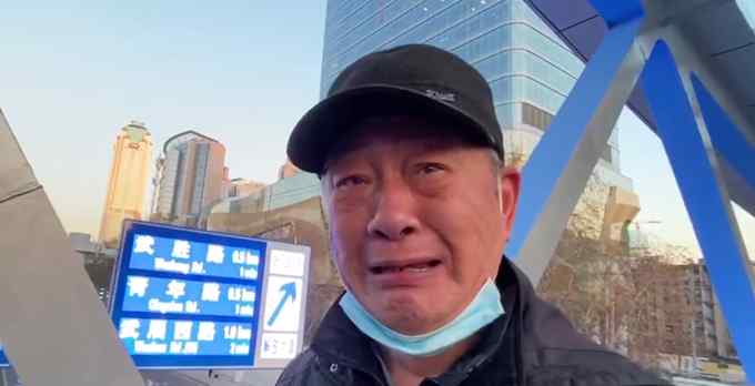 老人路过武汉“抗疫天桥”含泪鞠躬 网友：武汉市民懂得感恩！