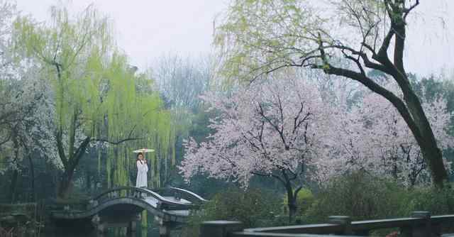 南朝四百八十 “南朝四百八十寺，多少楼台烟雨中”，杜牧这句诗，到底讽刺了谁？