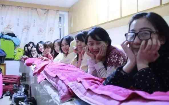 东北坑上的一家人乱日 以前的东北农村，不少家庭都是一家人睡在一个炕上，会不会尴尬？