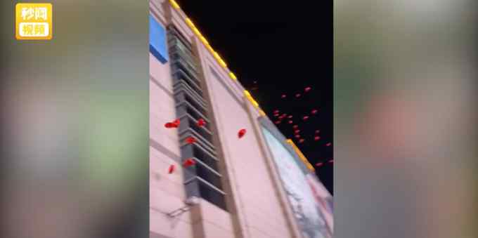 女子跨年夜商场门口卖气球 保安用力扯走放飞！网友：相煎何太急