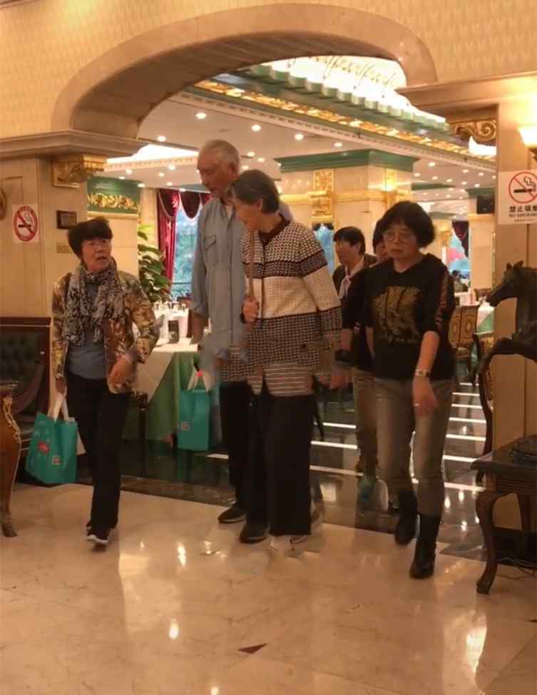 姚明父亲 姚明父母近照曝光！满头白发步履蹒跚但精神十足，身材高大抢镜