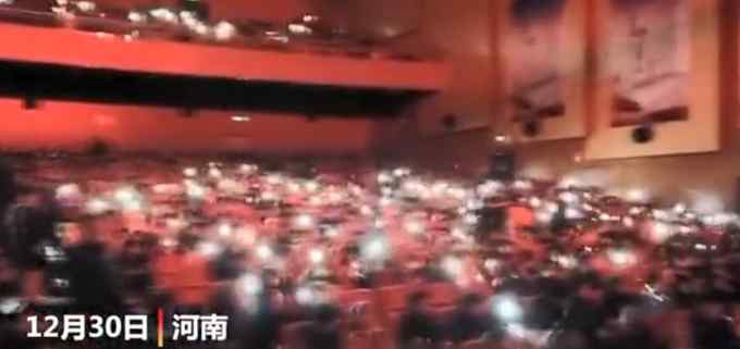 晚会停电学生举手机照亮舞台 老师称像是开演唱会 网友直呼太温暖！