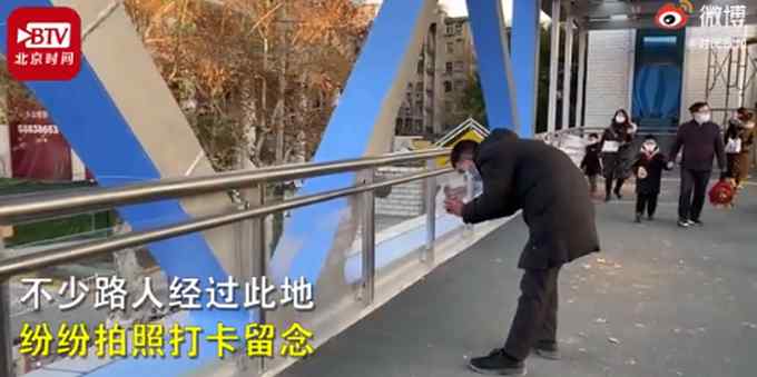 武汉一天桥刻满援鄂医疗队队名 七旬老人路过落泪 网友：英雄事迹！