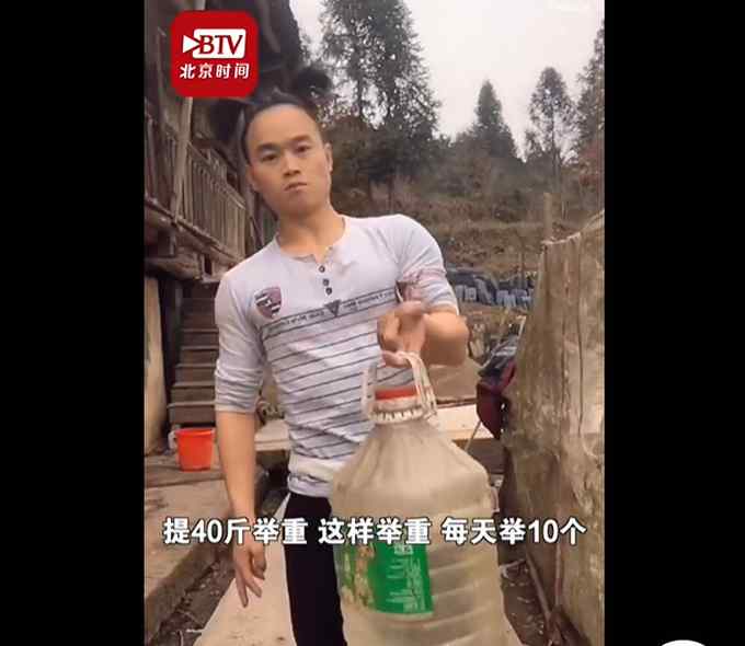 厉害！小伙5米外飞扑克削开易拉罐 网友关注点奇特：头发太可爱了