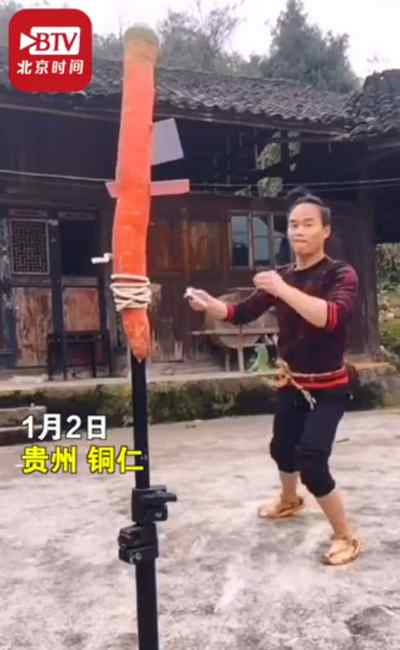 小伙5米外飞扑克削开易拉罐 看呆网友：现实版“小李飞刀”传人！