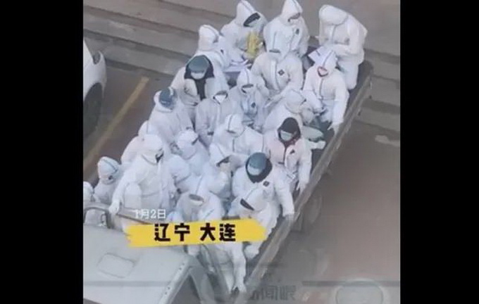 20多名上门核酸检测的医护挤在货车上 怎么回事？