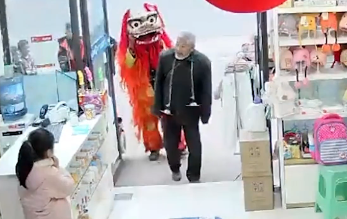 四川达州有老头带舞狮队挨家商铺送祝福要钱 店主提前溜走：实在怕了